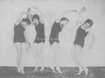Martha Kerling, Tanzstudie um 1925/1930, Foto Vintage Gelatinesilber 15 x 11 cm auf Untersatzkarton, im Karton eigenhändig signiert, verso auf Karton Fotografen-Gummistempel (Lichtverluste, Karton stockfleckig)