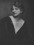 Edith Barakovich, Damenportraits um 1920, 3 Portraits Bromsilber (Sepia) 16,5 x 20 bzw 22 cm auf Untersatzkarton mit eigenhändiger Signatur von Edith Barakovich (leichte Lagerungsspuren am Untersatzkarton)