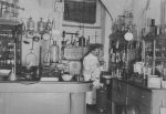 Anonym, Im alten Laboratorium der Mohrenapotheke in Dresden um 1900, Foto Vintage Albumin 16,5 x 11,5 cm auf Untersatzkarton,  verso handschriftlich betitelt