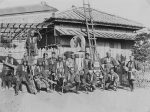 Anonym, Japan um 1880 3 Fotos Albumin 18/19,3 x 23,5/25,5 cm mit Fotoecken in neuzeitlichem Passepartout montiert mit beigeklebtem Beschreibungszettel, ein Foto leicht coloriert