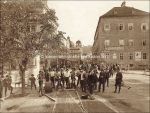 Salzburg Mirabellplatz, Asphaltierungsarbeiten &#8211; Foto Pflauder auf Karton 16,5 x 22,5 &#8211; 1908