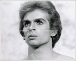 Tänzer Rudolf Nureyew um 1975 &#8211; 4 Fotos + Broschüre Jürgen Vollmer &#8211; 25,4&#215;20 cm &#8211; Eckknick Druckstelle