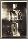 2 Pressefotos &#8211; Präsentation eines Roboters in London um 1930 &#8211; Keystone View Company &#8211; ca 13&#215;18 cm