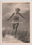 Fotopostkarte Gymnastik Lauf über die Düne Foto Schwerdtfeger Berlin um 1940