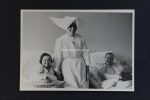 Foto Schwester Nonne Flügelhaube Krankenschwester mit Patienten um 1950